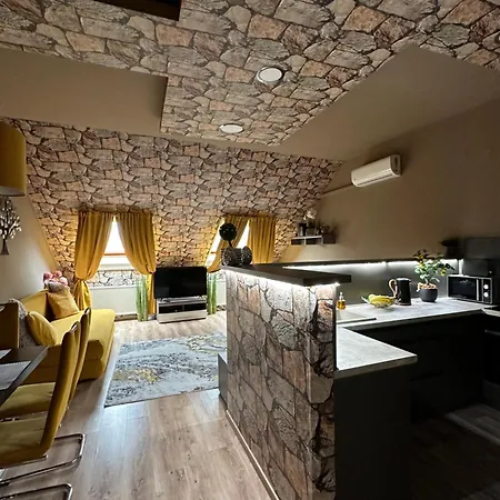 Gold Downtown Apartment *